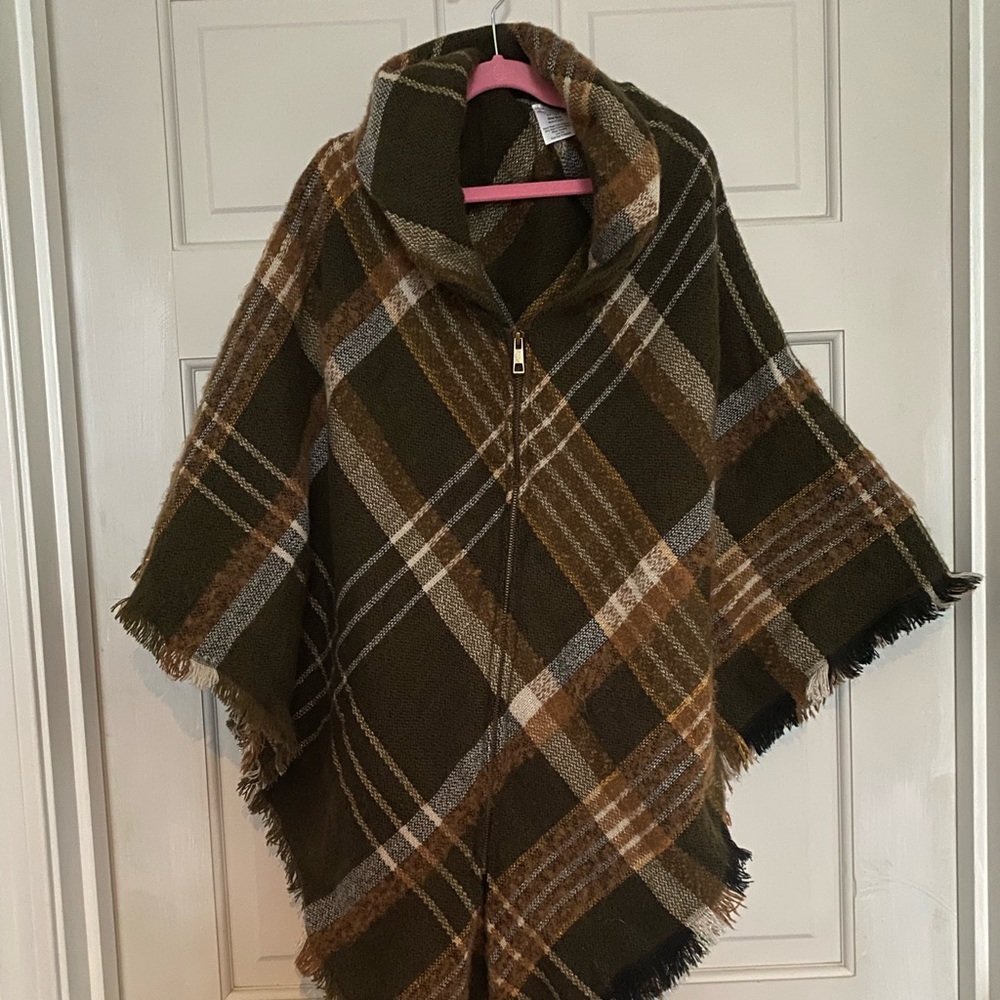 Warm zippered shawl, plaid, one size, excellent used condition